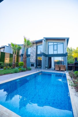 Sapanca 3+1 Tatil Villası | Isıtmalı Havuz ve Jakuzi Konforu