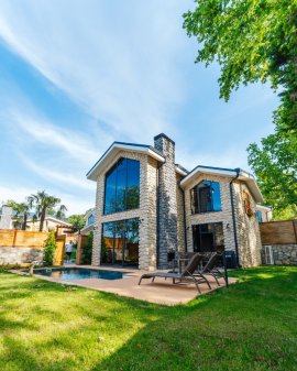 Sapanca Yanık’ta Şömineli, Isıtmalı Havuzlu 8 Kişilik Özel Villa