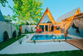 Sapanca’da 6 Kişilik Lüks Bungalov | Korunaklı, Isıtmalı Havuz & Jakuzi
