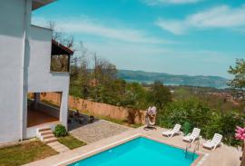 Sapanca Gölü’ne Yakın, 400 m² Özel Alanlı Müstakil Lüks Triplex Villa