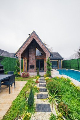 Sapanca Çay İçi’nde 4 Kişilik Isıtma Havuzlu - Şömineli Bungalov