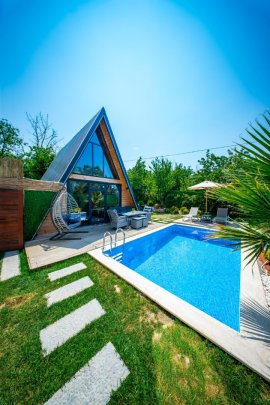 Sapanca Yanık’ta 5 Kişilik 2+1 Isıtmalı Havuzlu, Şömineli ve Korunaklı Bungalov